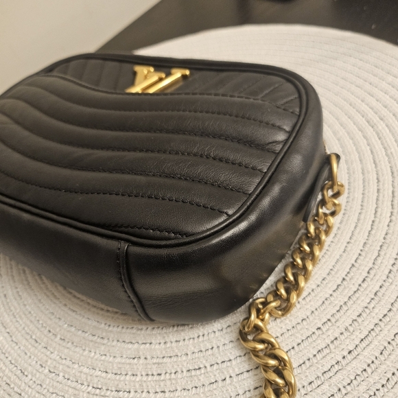 👜 Louis Vuitton New Wave Camera Bag Black Quilted Calfskin with Gold Hardware - Picture 7 of 12